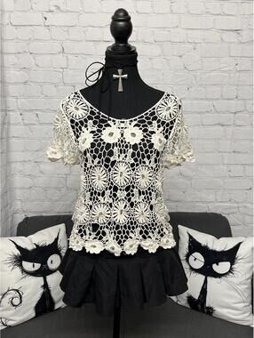 Y2K Forever 21 White Floral Crocheted Short Sleeve Cotton Top Sz XS Summer Boho